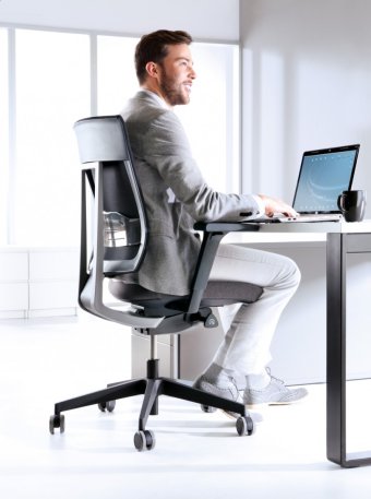 ergonomiczne stanowisko pracy biurowej 